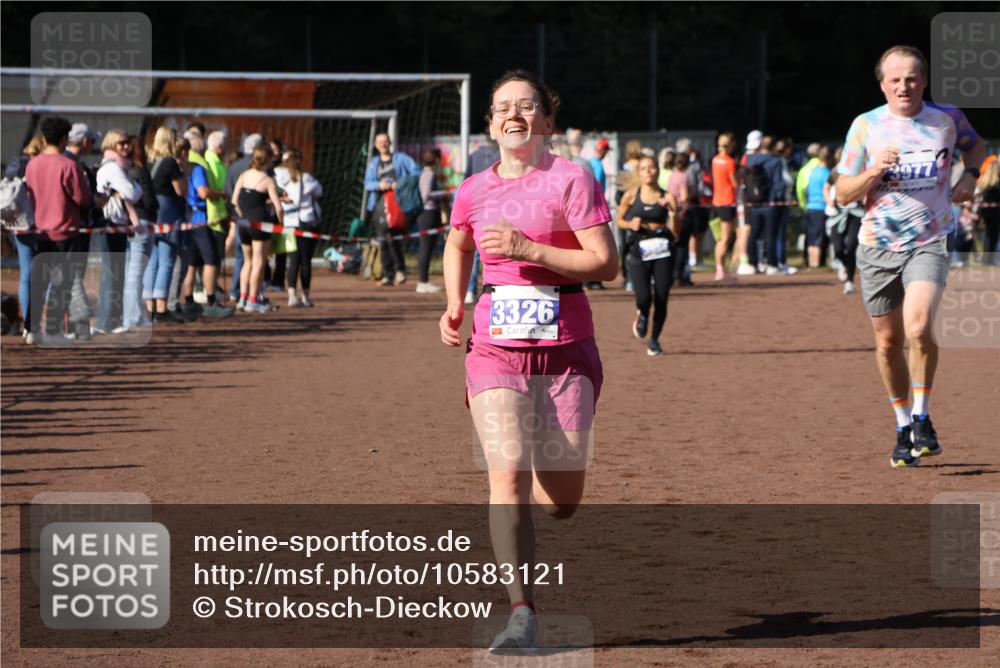 27.09.2026 - 35. Volkslauf durch das schöne Alstertal Strokosch-Dieckow http://msf.ph/oto/10583121 27.09.2026 11:27:05 Ziel 3326, 3977 meine-sportfotos.de