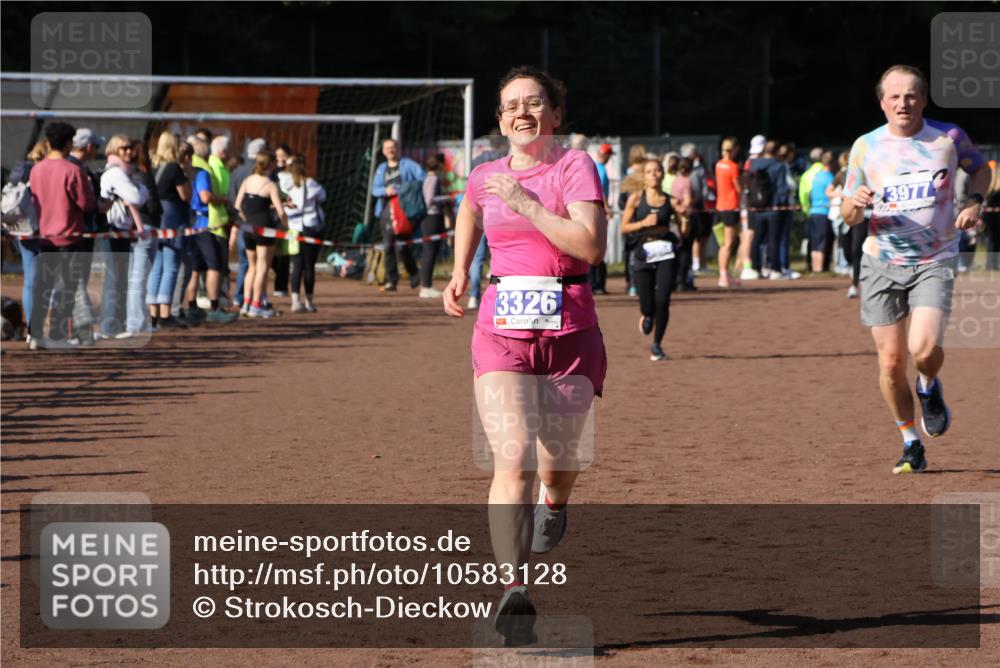 27.09.2026 - 35. Volkslauf durch das schöne Alstertal Strokosch-Dieckow http://msf.ph/oto/10583128 27.09.2026 11:27:05 Ziel 3326, 3977 meine-sportfotos.de
