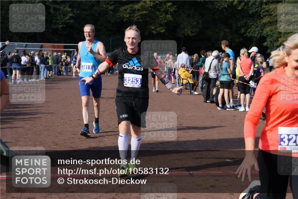 27.09.2026 - 35. Volkslauf durch das schöne Alstertal Strokosch-Dieckow http://msf.ph/oto/10583132 27.09.2026 11:29:51 Ziel 3020, 3250, 3253, 3263, 3348, 3411, 3413, 3985 meine-sportfotos.de