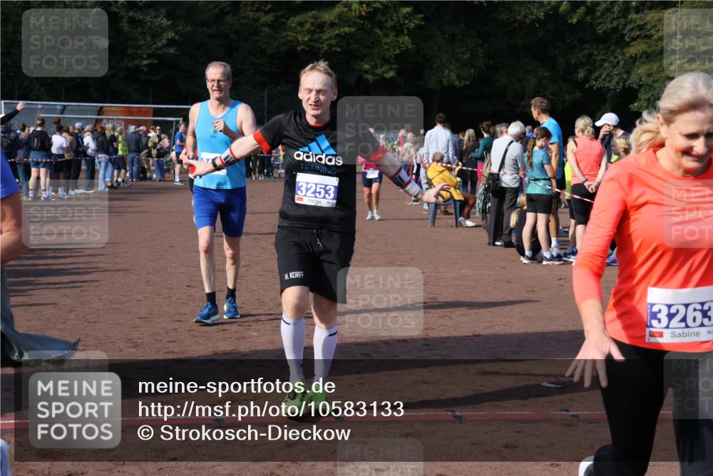 27.09.2026 - 35. Volkslauf durch das schöne Alstertal Strokosch-Dieckow http://msf.ph/oto/10583133 27.09.2026 11:29:51 Ziel 3020, 3250, 3253, 3263, 3348, 3411, 3413, 3985 meine-sportfotos.de