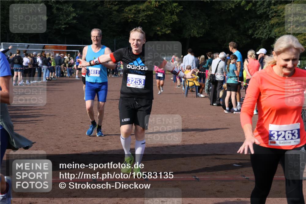27.09.2026 - 35. Volkslauf durch das schöne Alstertal Strokosch-Dieckow http://msf.ph/oto/10583135 27.09.2026 11:29:51 Ziel 3020, 3250, 3253, 3263, 3348, 3411, 3413, 3985 meine-sportfotos.de