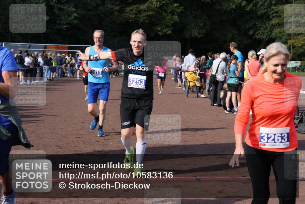 27.09.2026 - 35. Volkslauf durch das schöne Alstertal Strokosch-Dieckow http://msf.ph/oto/10583136 27.09.2026 11:29:51 Ziel 3020, 3250, 3253, 3263, 3348, 3411, 3413, 3985 meine-sportfotos.de