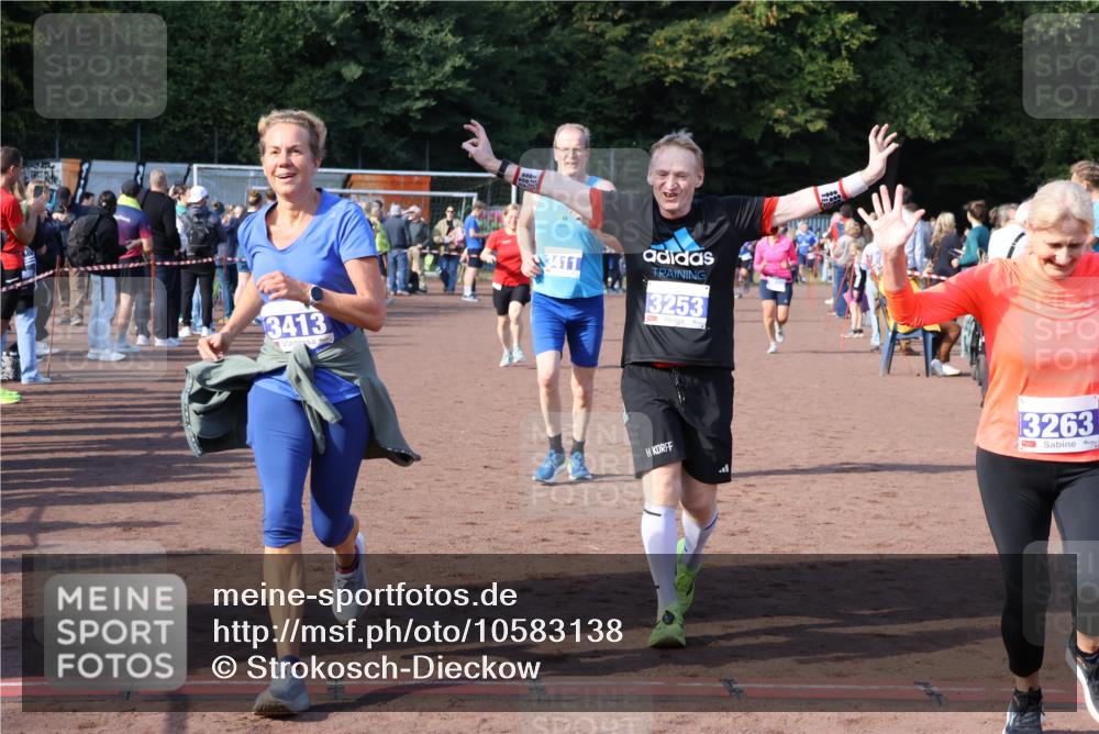 27.09.2026 - 35. Volkslauf durch das schöne Alstertal Strokosch-Dieckow http://msf.ph/oto/10583138 27.09.2026 11:29:51 Ziel 3020, 3250, 3253, 3263, 3348, 3411, 3413, 3985 meine-sportfotos.de