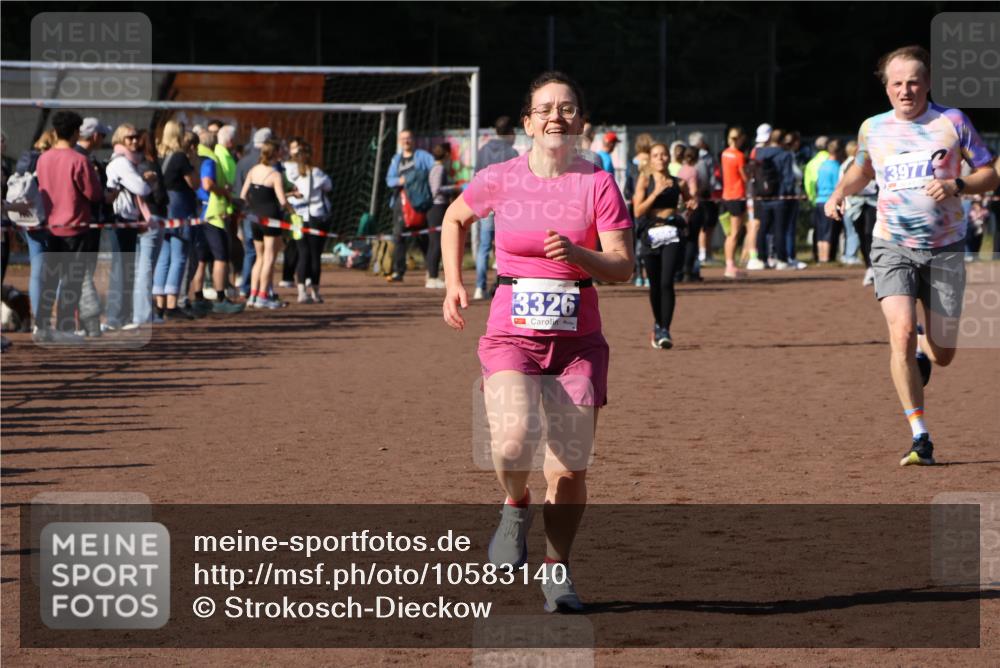27.09.2026 - 35. Volkslauf durch das schöne Alstertal Strokosch-Dieckow http://msf.ph/oto/10583140 27.09.2026 11:27:04 Ziel 3326, 3977 meine-sportfotos.de