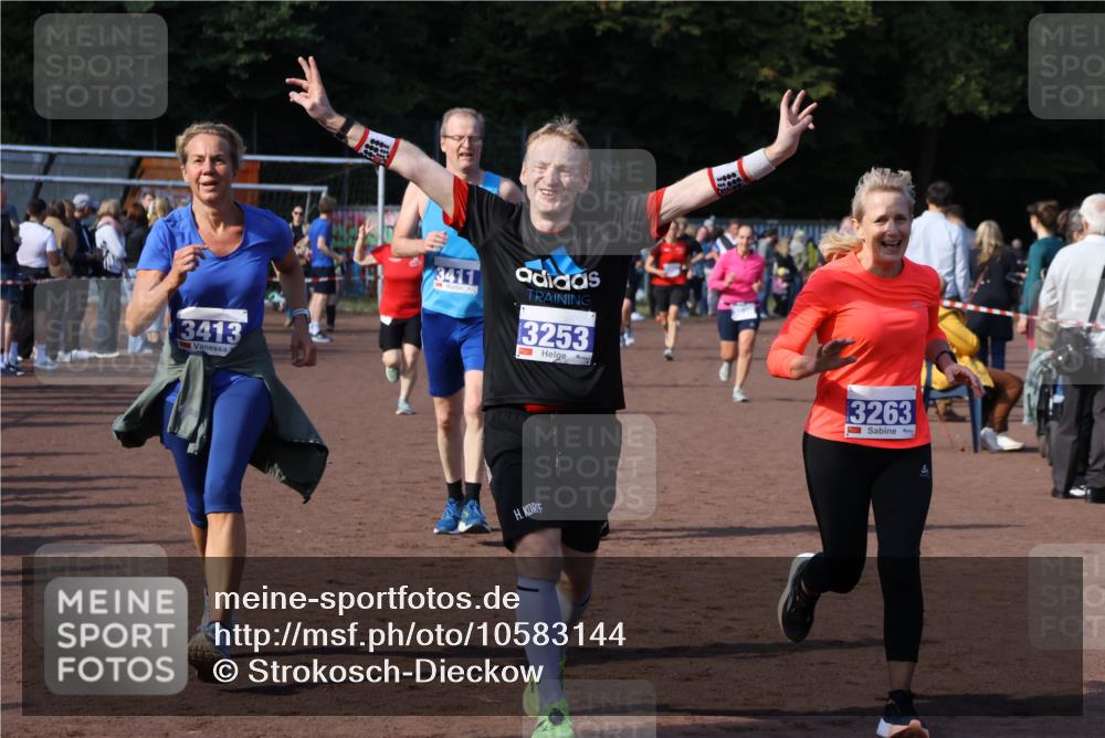 27.09.2026 - 35. Volkslauf durch das schöne Alstertal Strokosch-Dieckow http://msf.ph/oto/10583144 27.09.2026 11:29:49 Ziel 3012, 3020, 3241, 3253, 3263, 3411, 3413, 3985 meine-sportfotos.de