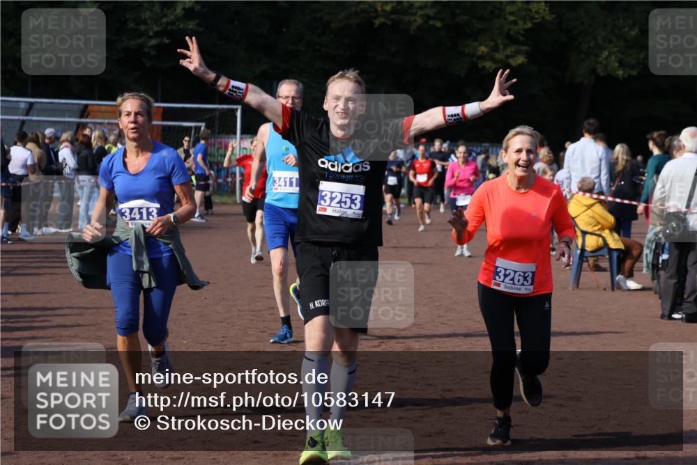 27.09.2026 - 35. Volkslauf durch das schöne Alstertal Strokosch-Dieckow http://msf.ph/oto/10583147 27.09.2026 11:29:49 Ziel 3012, 3020, 3241, 3253, 3263, 3411, 3413, 3985 meine-sportfotos.de