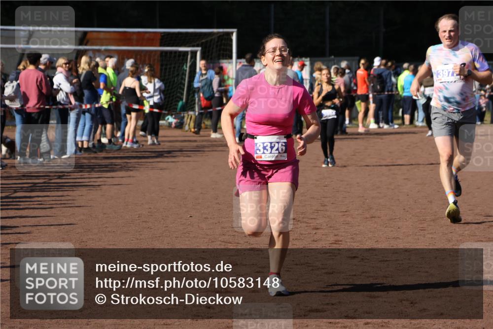 27.09.2026 - 35. Volkslauf durch das schöne Alstertal Strokosch-Dieckow http://msf.ph/oto/10583148 27.09.2026 11:27:04 Ziel 3326, 3977 meine-sportfotos.de