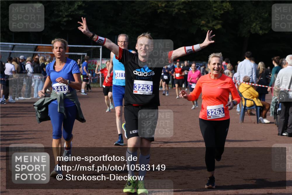 27.09.2026 - 35. Volkslauf durch das schöne Alstertal Strokosch-Dieckow http://msf.ph/oto/10583149 27.09.2026 11:29:49 Ziel 3012, 3020, 3241, 3253, 3263, 3411, 3413, 3985 meine-sportfotos.de
