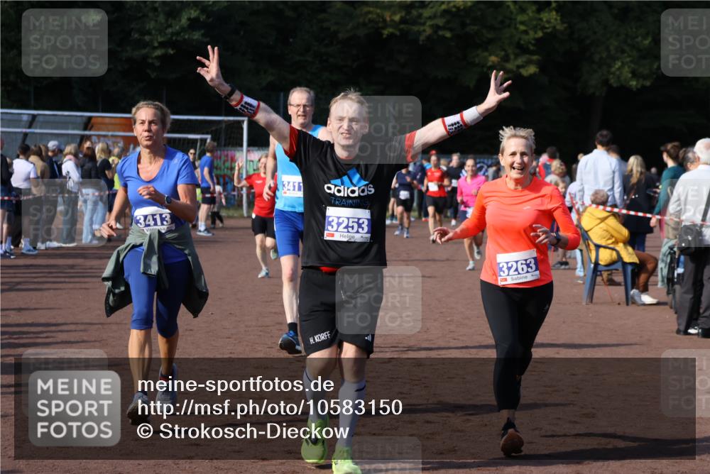 27.09.2026 - 35. Volkslauf durch das schöne Alstertal Strokosch-Dieckow http://msf.ph/oto/10583150 27.09.2026 11:29:49 Ziel 3012, 3020, 3241, 3253, 3263, 3411, 3413, 3985 meine-sportfotos.de