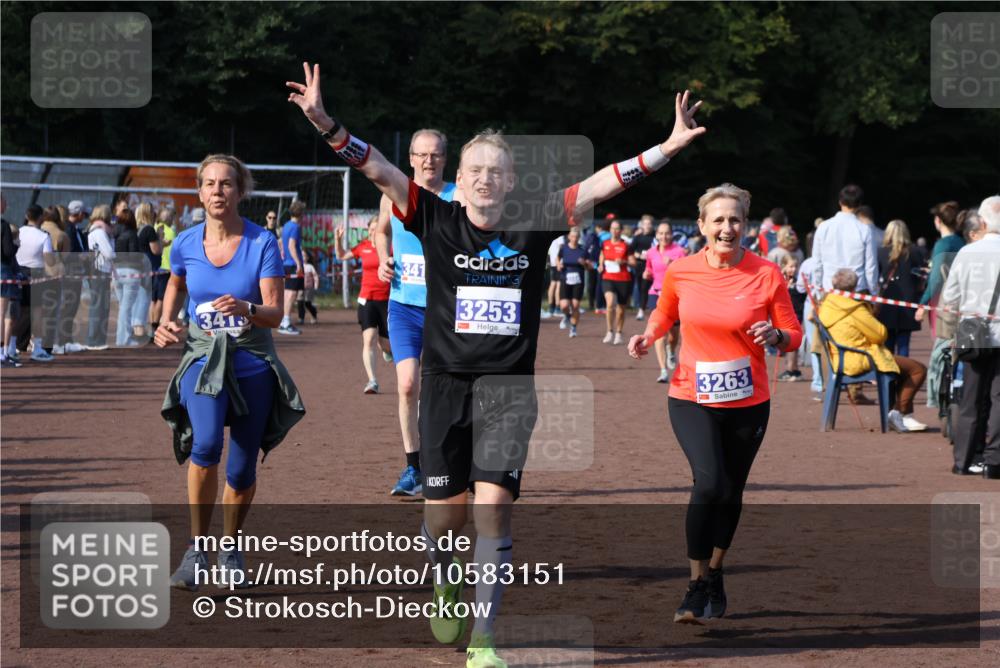 27.09.2026 - 35. Volkslauf durch das schöne Alstertal Strokosch-Dieckow http://msf.ph/oto/10583151 27.09.2026 11:29:49 Ziel 3012, 3020, 3241, 3253, 3263, 3411, 3413, 3985 meine-sportfotos.de