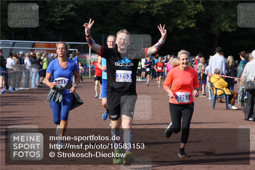 27.09.2026 - 35. Volkslauf durch das schöne Alstertal Strokosch-Dieckow http://msf.ph/oto/10583153 27.09.2026 11:29:49 Ziel 3012, 3020, 3241, 3253, 3263, 3411, 3413, 3985 meine-sportfotos.de