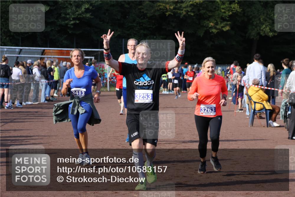 27.09.2026 - 35. Volkslauf durch das schöne Alstertal Strokosch-Dieckow http://msf.ph/oto/10583157 27.09.2026 11:29:49 Ziel 3012, 3020, 3241, 3253, 3263, 3411, 3413, 3985 meine-sportfotos.de