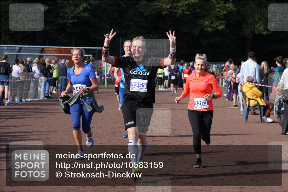 27.09.2026 - 35. Volkslauf durch das schöne Alstertal Strokosch-Dieckow http://msf.ph/oto/10583159 27.09.2026 11:29:49 Ziel 3012, 3020, 3241, 3253, 3263, 3411, 3413, 3985 meine-sportfotos.de