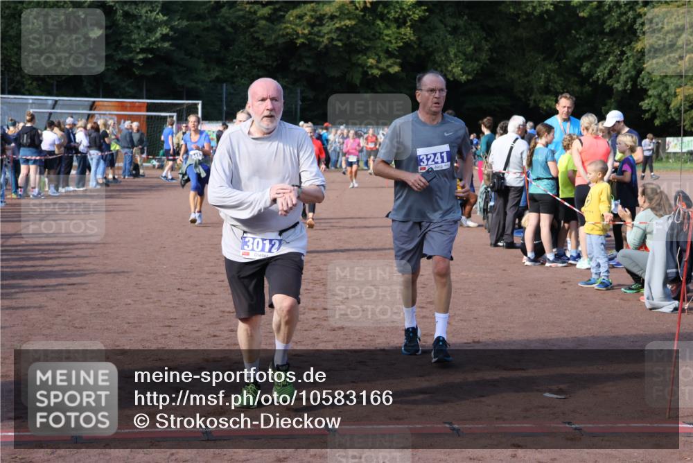 27.09.2026 - 35. Volkslauf durch das schöne Alstertal Strokosch-Dieckow http://msf.ph/oto/10583166 27.09.2026 11:29:46 Ziel 3012, 3241, 3253, 3263, 3281, 3411, 3413 meine-sportfotos.de