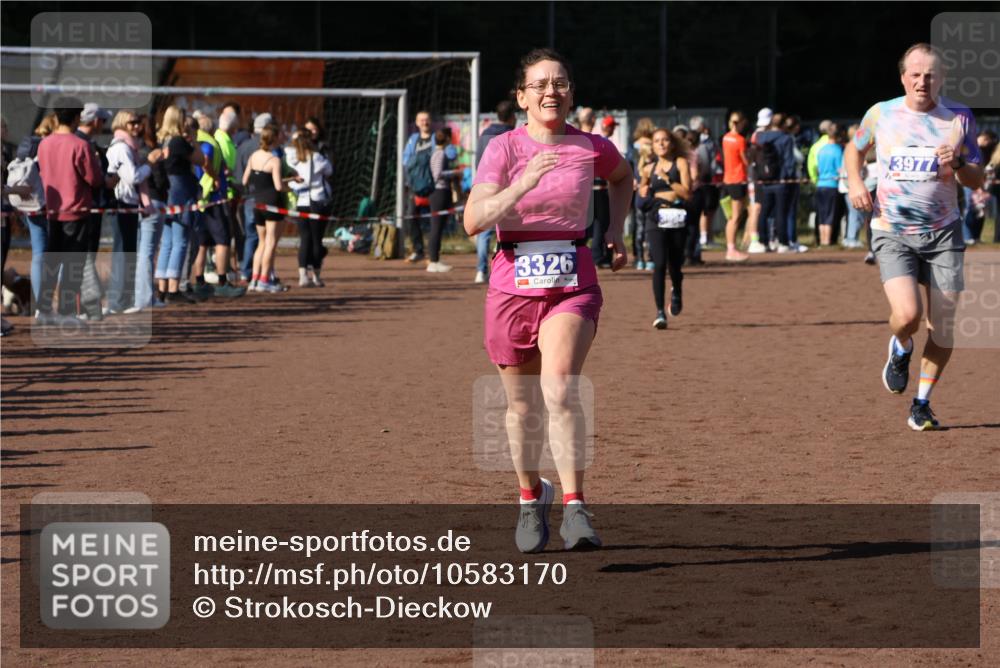 27.09.2026 - 35. Volkslauf durch das schöne Alstertal Strokosch-Dieckow http://msf.ph/oto/10583170 27.09.2026 11:27:04 Ziel 3326, 3977 meine-sportfotos.de