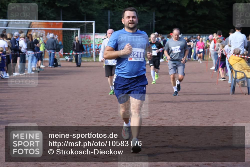 27.09.2026 - 35. Volkslauf durch das schöne Alstertal Strokosch-Dieckow http://msf.ph/oto/10583176 27.09.2026 11:29:41 Ziel 3012, 3210, 3241, 3281 meine-sportfotos.de