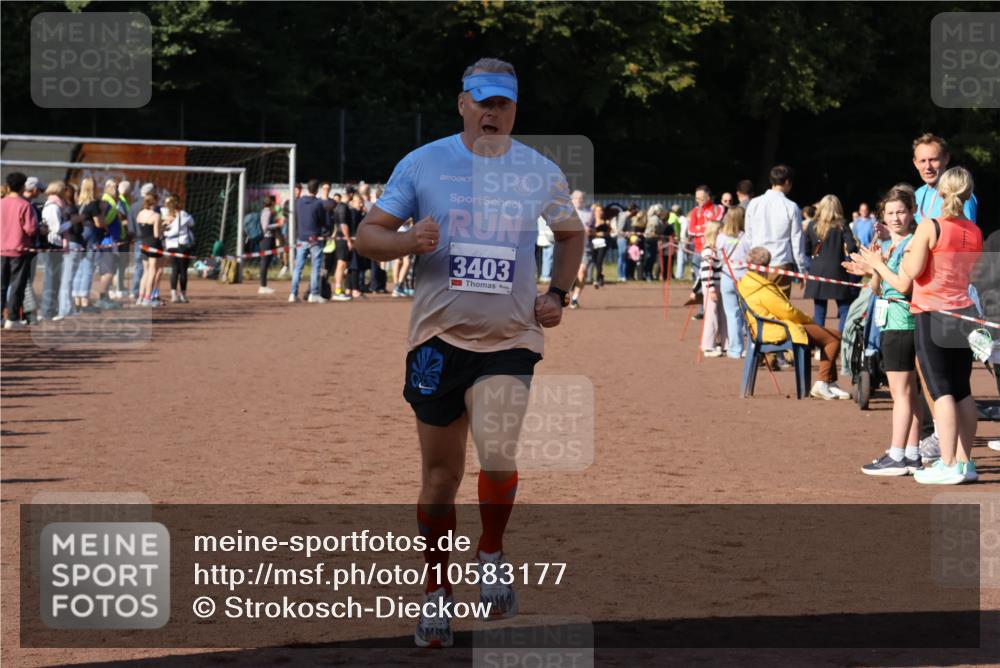 27.09.2026 - 35. Volkslauf durch das schöne Alstertal Strokosch-Dieckow http://msf.ph/oto/10583177 27.09.2026 11:26:56 Ziel 3396, 3403 meine-sportfotos.de