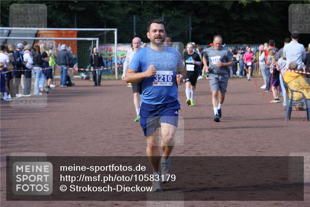 27.09.2026 - 35. Volkslauf durch das schöne Alstertal Strokosch-Dieckow http://msf.ph/oto/10583179 27.09.2026 11:29:40 Ziel 3012, 3061, 3210, 3241, 3281 meine-sportfotos.de