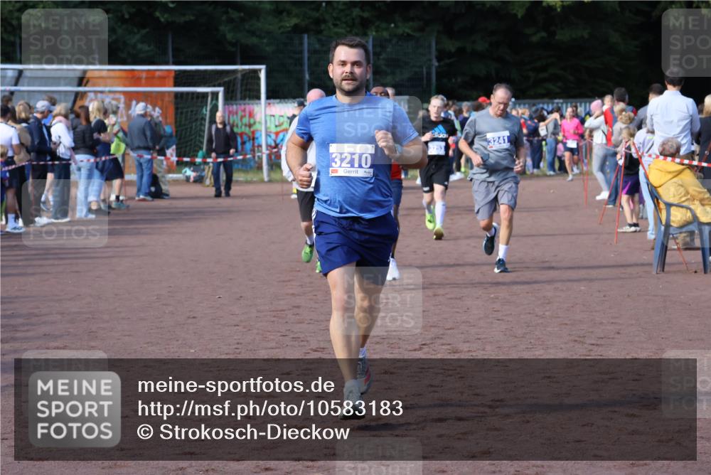 27.09.2026 - 35. Volkslauf durch das schöne Alstertal Strokosch-Dieckow http://msf.ph/oto/10583183 27.09.2026 11:29:40 Ziel 3012, 3061, 3210, 3241, 3281 meine-sportfotos.de