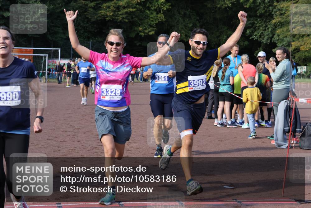 27.09.2026 - 35. Volkslauf durch das schöne Alstertal Strokosch-Dieckow http://msf.ph/oto/10583186 27.09.2026 11:29:36 Ziel 1413, 3061, 3210, 3281, 3328, 3990, 3992 meine-sportfotos.de