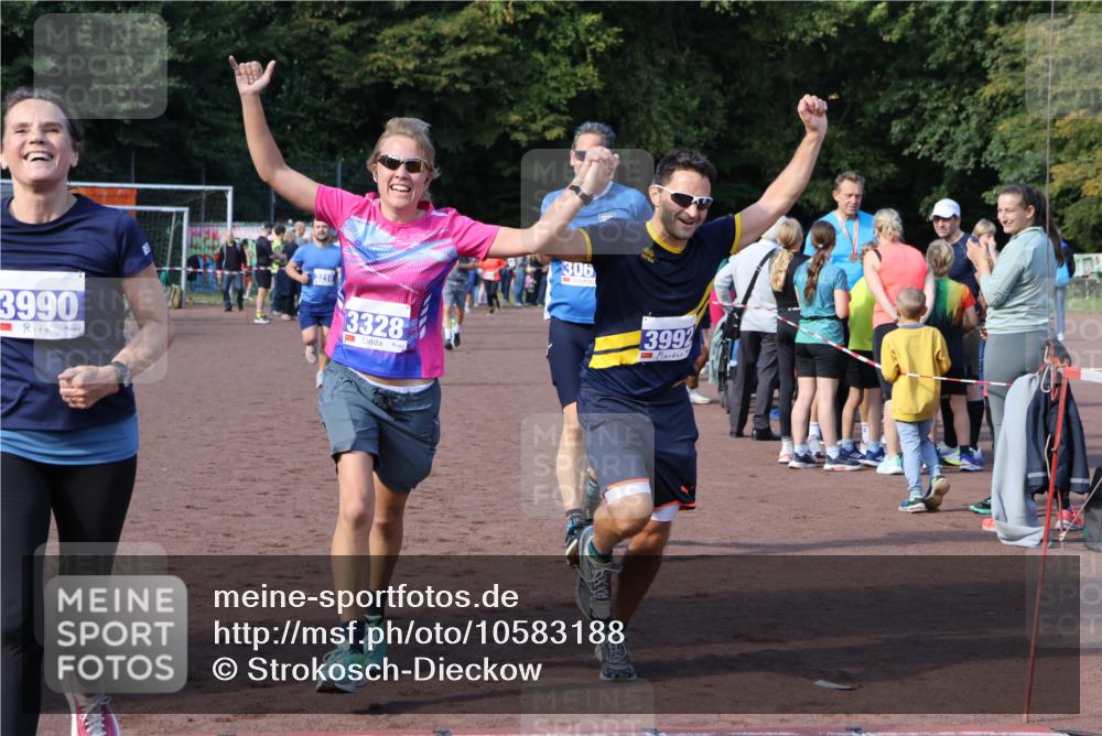 27.09.2026 - 35. Volkslauf durch das schöne Alstertal Strokosch-Dieckow http://msf.ph/oto/10583188 27.09.2026 11:29:35 Ziel 1413, 3061, 3210, 3281, 3328, 3990, 3992 meine-sportfotos.de