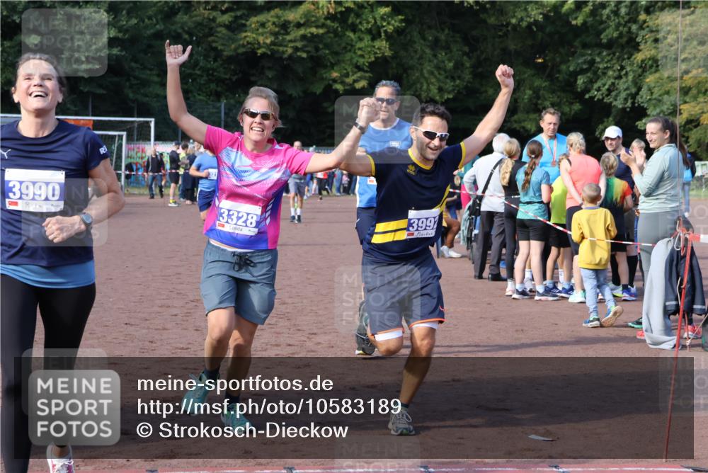 27.09.2026 - 35. Volkslauf durch das schöne Alstertal Strokosch-Dieckow http://msf.ph/oto/10583189 27.09.2026 11:29:35 Ziel 1413, 3061, 3210, 3281, 3328, 3990, 3992 meine-sportfotos.de