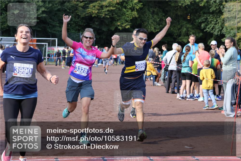 27.09.2026 - 35. Volkslauf durch das schöne Alstertal Strokosch-Dieckow http://msf.ph/oto/10583191 27.09.2026 11:29:35 Ziel 1413, 3061, 3210, 3281, 3328, 3990, 3992 meine-sportfotos.de