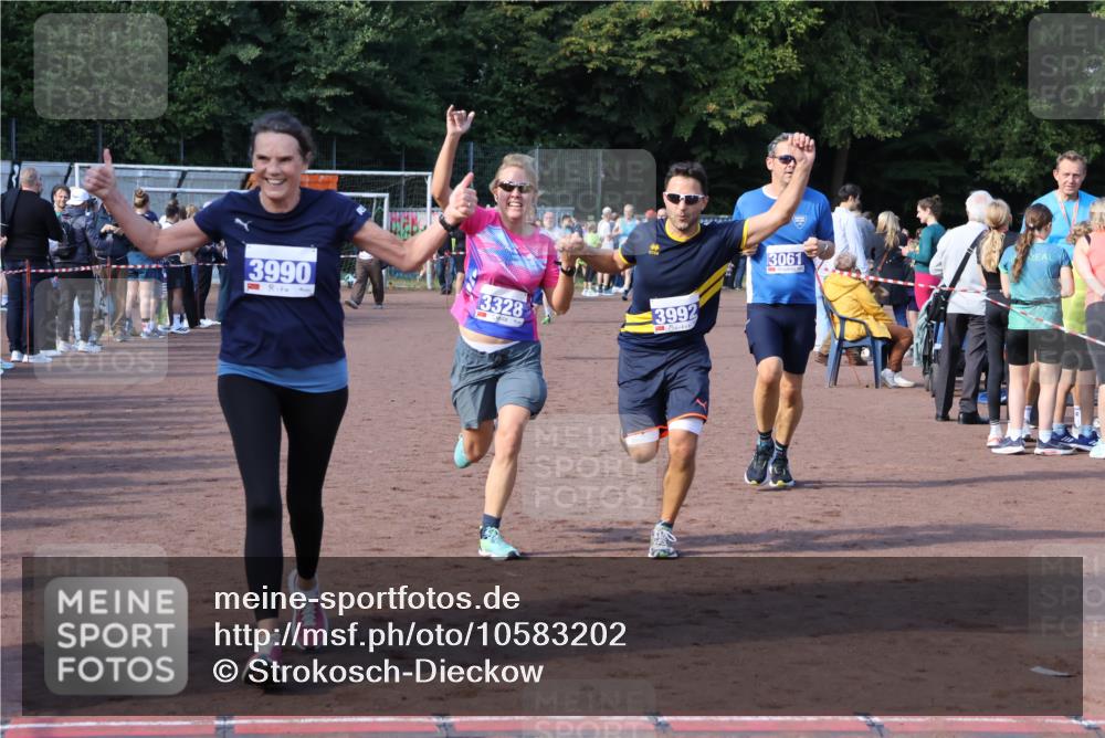 27.09.2026 - 35. Volkslauf durch das schöne Alstertal Strokosch-Dieckow http://msf.ph/oto/10583202 27.09.2026 11:29:35 Ziel 1413, 3061, 3210, 3281, 3328, 3990, 3992 meine-sportfotos.de