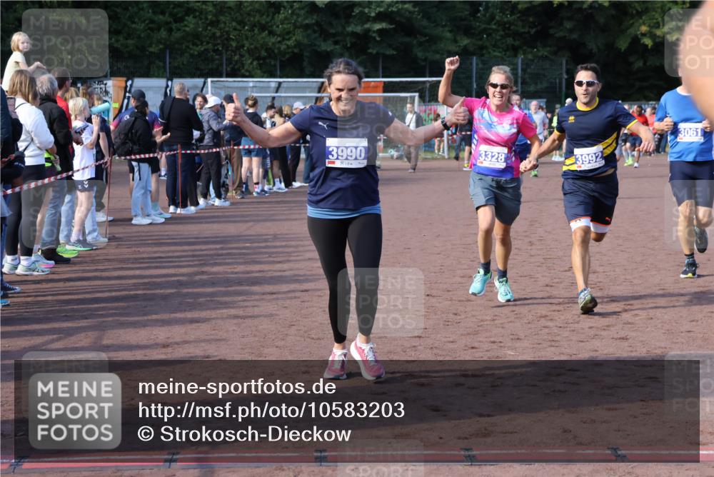 27.09.2026 - 35. Volkslauf durch das schöne Alstertal Strokosch-Dieckow http://msf.ph/oto/10583203 27.09.2026 11:29:34 Ziel 1413, 3061, 3210, 3328, 3409, 3990, 3992 meine-sportfotos.de