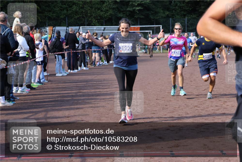 27.09.2026 - 35. Volkslauf durch das schöne Alstertal Strokosch-Dieckow http://msf.ph/oto/10583208 27.09.2026 11:29:34 Ziel 1413, 3061, 3210, 3328, 3409, 3990, 3992 meine-sportfotos.de