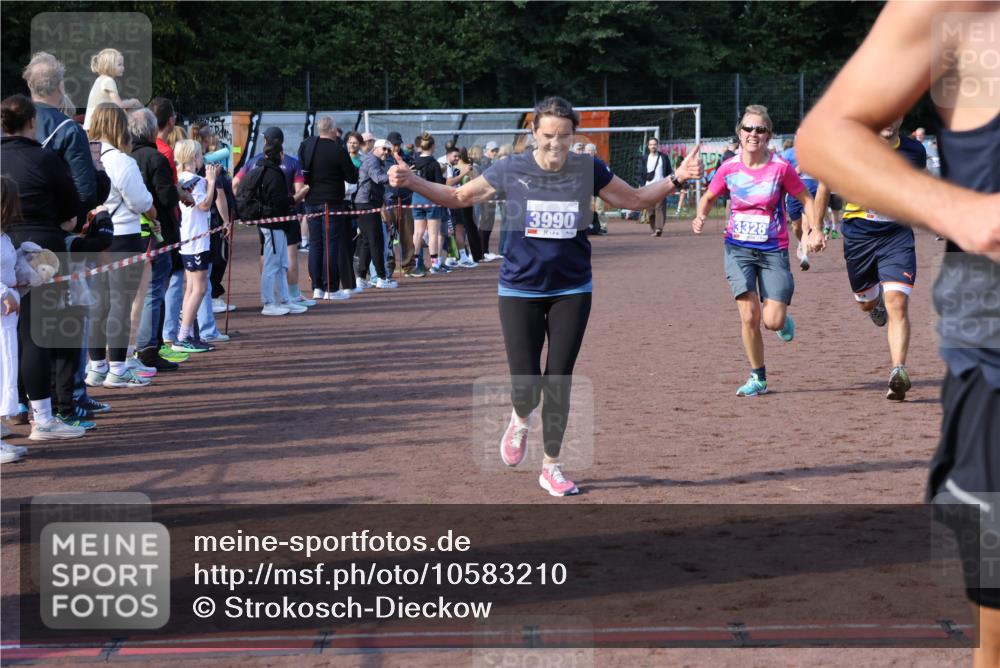 27.09.2026 - 35. Volkslauf durch das schöne Alstertal Strokosch-Dieckow http://msf.ph/oto/10583210 27.09.2026 11:29:34 Ziel 1413, 3061, 3210, 3328, 3409, 3990, 3992 meine-sportfotos.de