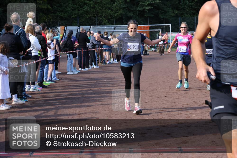27.09.2026 - 35. Volkslauf durch das schöne Alstertal Strokosch-Dieckow http://msf.ph/oto/10583213 27.09.2026 11:29:34 Ziel 1413, 3061, 3210, 3328, 3409, 3990, 3992 meine-sportfotos.de