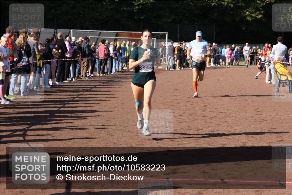 27.09.2026 - 35. Volkslauf durch das schöne Alstertal Strokosch-Dieckow http://msf.ph/oto/10583223 27.09.2026 11:26:54 Ziel 1411, 3396, 3403 meine-sportfotos.de