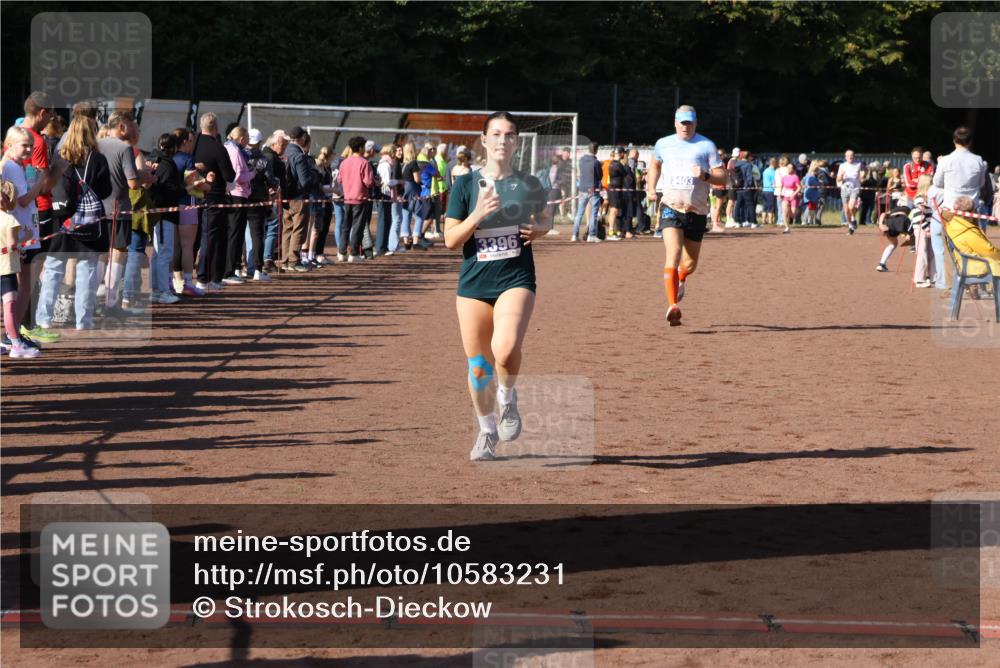 27.09.2026 - 35. Volkslauf durch das schöne Alstertal Strokosch-Dieckow http://msf.ph/oto/10583231 27.09.2026 11:26:54 Ziel 1411, 3396, 3403 meine-sportfotos.de