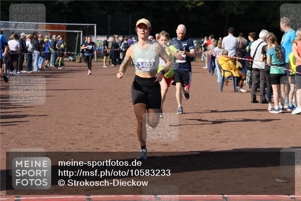 27.09.2026 - 35. Volkslauf durch das schöne Alstertal Strokosch-Dieckow http://msf.ph/oto/10583233 27.09.2026 11:29:24 Ziel 1413, 3091, 3237, 3402, 3409 meine-sportfotos.de