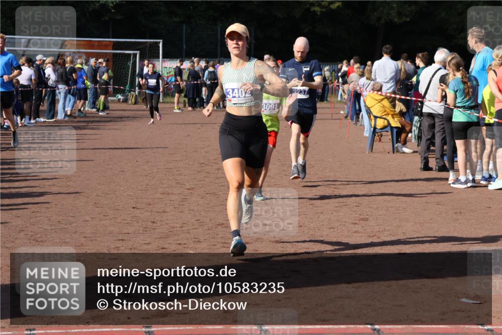 27.09.2026 - 35. Volkslauf durch das schöne Alstertal Strokosch-Dieckow http://msf.ph/oto/10583235 27.09.2026 11:29:24 Ziel 1413, 3091, 3237, 3402, 3409 meine-sportfotos.de