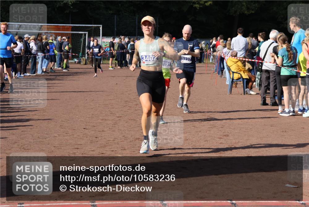 27.09.2026 - 35. Volkslauf durch das schöne Alstertal Strokosch-Dieckow http://msf.ph/oto/10583236 27.09.2026 11:29:24 Ziel 1413, 3091, 3237, 3402, 3409 meine-sportfotos.de