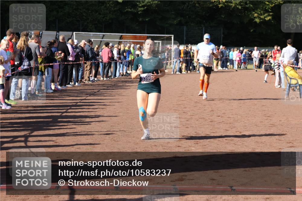 27.09.2026 - 35. Volkslauf durch das schöne Alstertal Strokosch-Dieckow http://msf.ph/oto/10583237 27.09.2026 11:26:53 Ziel 1411, 3396, 3403 meine-sportfotos.de