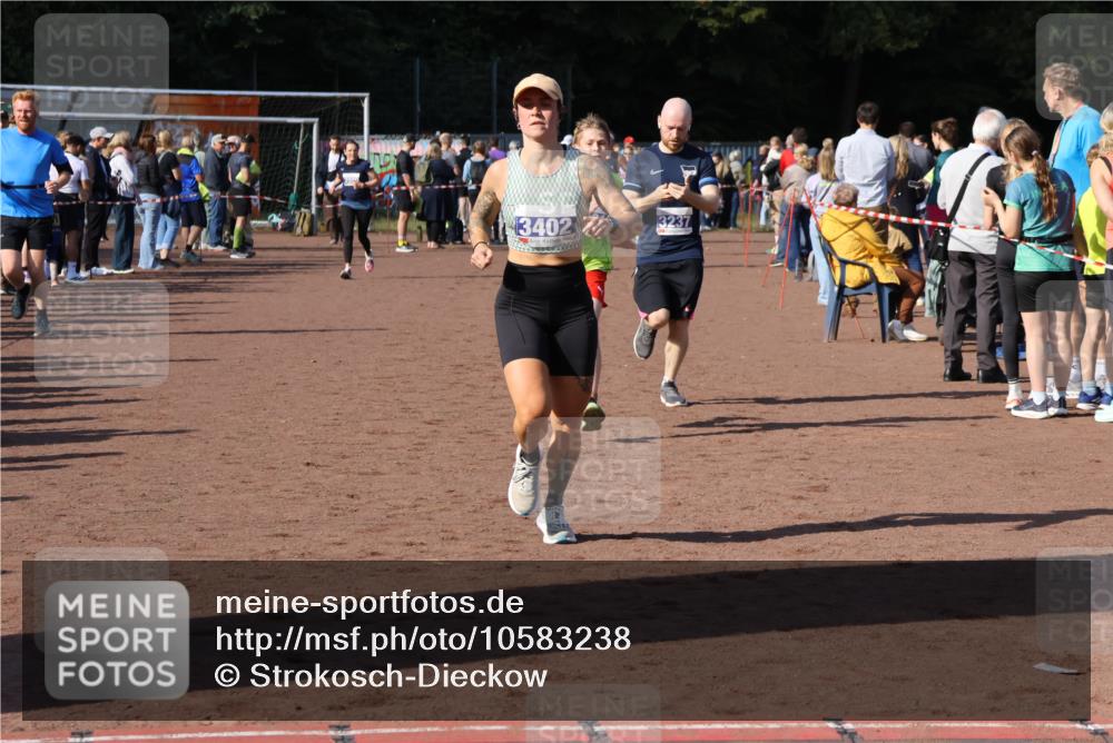 27.09.2026 - 35. Volkslauf durch das schöne Alstertal Strokosch-Dieckow http://msf.ph/oto/10583238 27.09.2026 11:29:24 Ziel 1413, 3091, 3237, 3402, 3409 meine-sportfotos.de