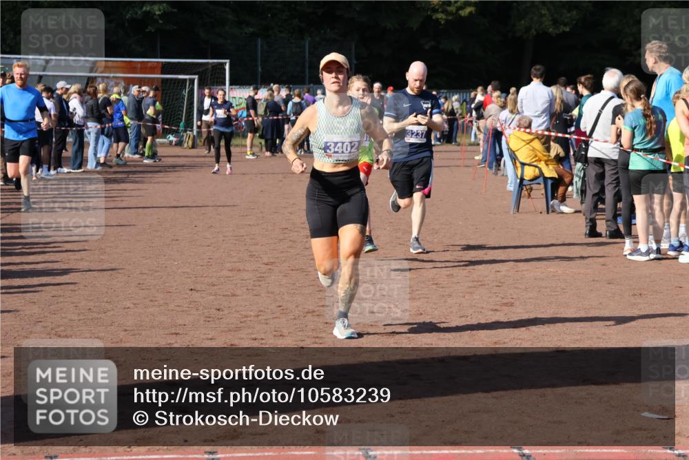 27.09.2026 - 35. Volkslauf durch das schöne Alstertal Strokosch-Dieckow http://msf.ph/oto/10583239 27.09.2026 11:29:24 Ziel 1413, 3091, 3237, 3402, 3409 meine-sportfotos.de