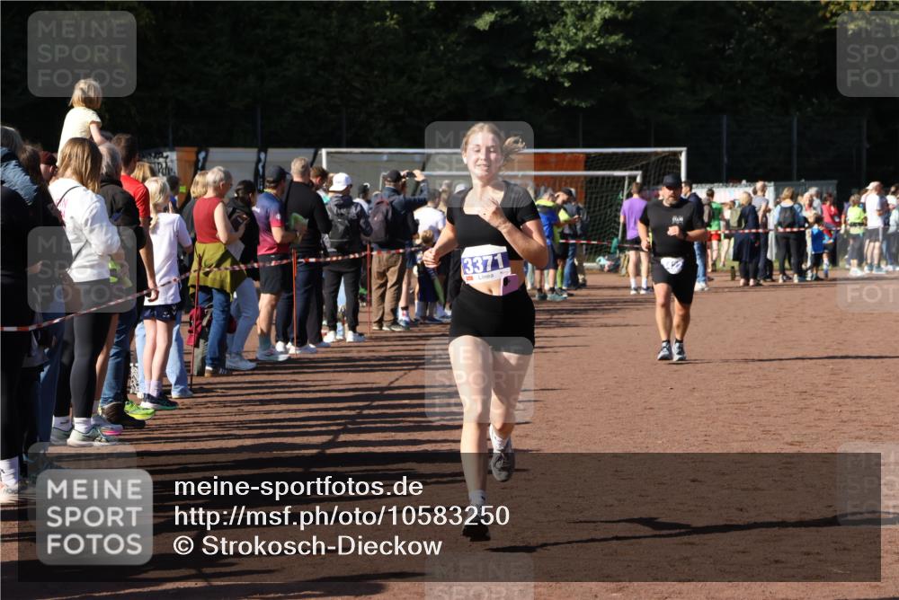 27.09.2026 - 35. Volkslauf durch das schöne Alstertal Strokosch-Dieckow http://msf.ph/oto/10583250 27.09.2026 11:29:10 Ziel 3190, 3371, 3422 meine-sportfotos.de