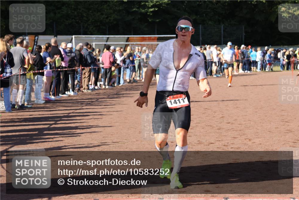 27.09.2026 - 35. Volkslauf durch das schöne Alstertal Strokosch-Dieckow http://msf.ph/oto/10583252 27.09.2026 11:26:50 Ziel 1411, 3157, 3396, 3403, 3958 meine-sportfotos.de