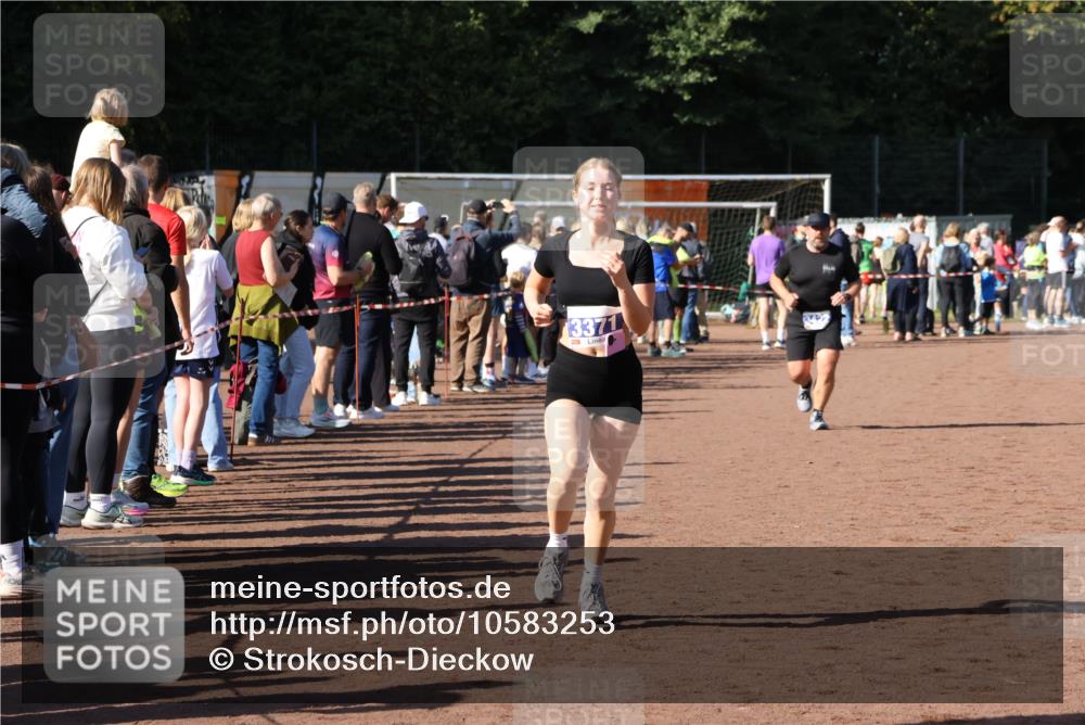 27.09.2026 - 35. Volkslauf durch das schöne Alstertal Strokosch-Dieckow http://msf.ph/oto/10583253 27.09.2026 11:29:10 Ziel 3190, 3371, 3422 meine-sportfotos.de