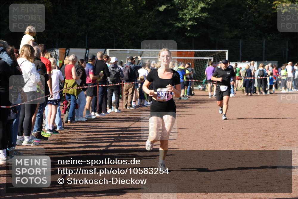 27.09.2026 - 35. Volkslauf durch das schöne Alstertal Strokosch-Dieckow http://msf.ph/oto/10583254 27.09.2026 11:29:10 Ziel 3190, 3371, 3422 meine-sportfotos.de