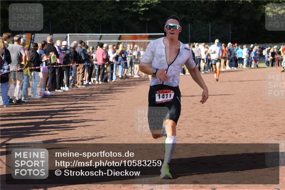 27.09.2026 - 35. Volkslauf durch das schöne Alstertal Strokosch-Dieckow http://msf.ph/oto/10583259 27.09.2026 11:26:50 Ziel 1411, 3157, 3396, 3403, 3958 meine-sportfotos.de