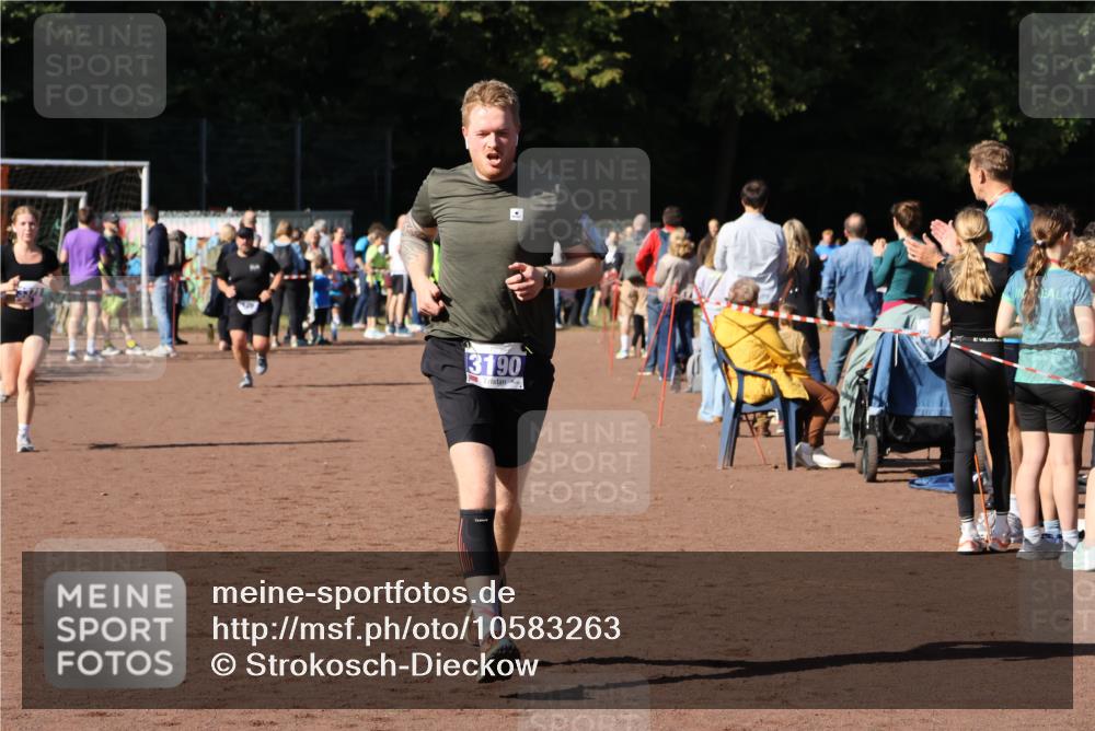 27.09.2026 - 35. Volkslauf durch das schöne Alstertal Strokosch-Dieckow http://msf.ph/oto/10583263 27.09.2026 11:29:05 Ziel 3145, 3190, 3371 meine-sportfotos.de
