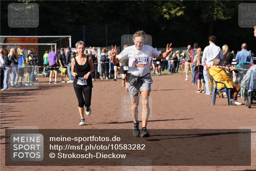 27.09.2026 - 35. Volkslauf durch das schöne Alstertal Strokosch-Dieckow http://msf.ph/oto/10583282 27.09.2026 11:28:59 Ziel 3145, 3190, 3401 meine-sportfotos.de