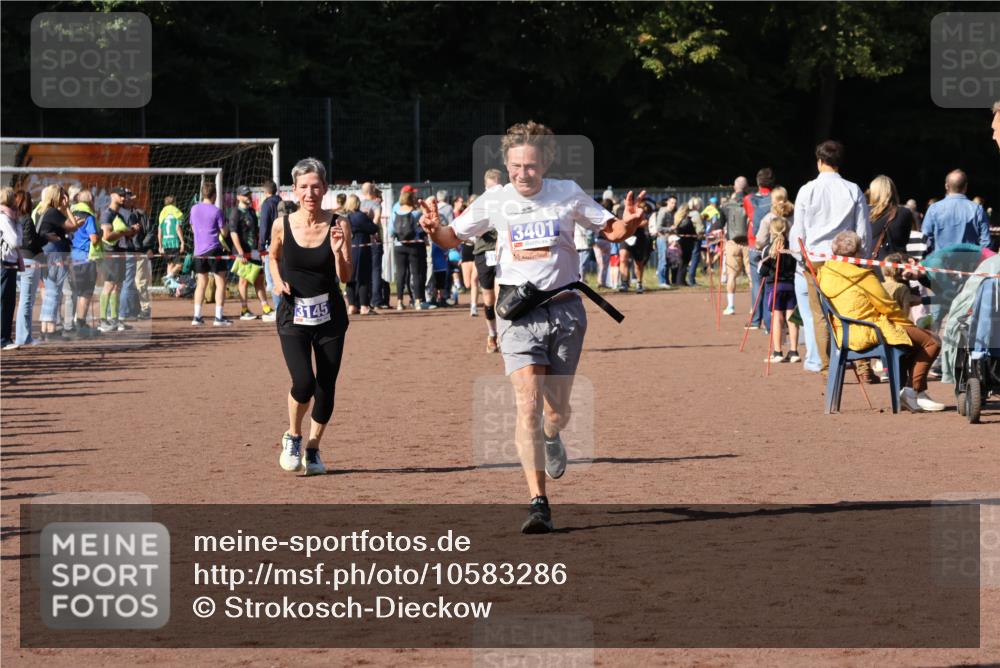 27.09.2026 - 35. Volkslauf durch das schöne Alstertal Strokosch-Dieckow http://msf.ph/oto/10583286 27.09.2026 11:28:58 Ziel 3145, 3190, 3401, 3424 meine-sportfotos.de