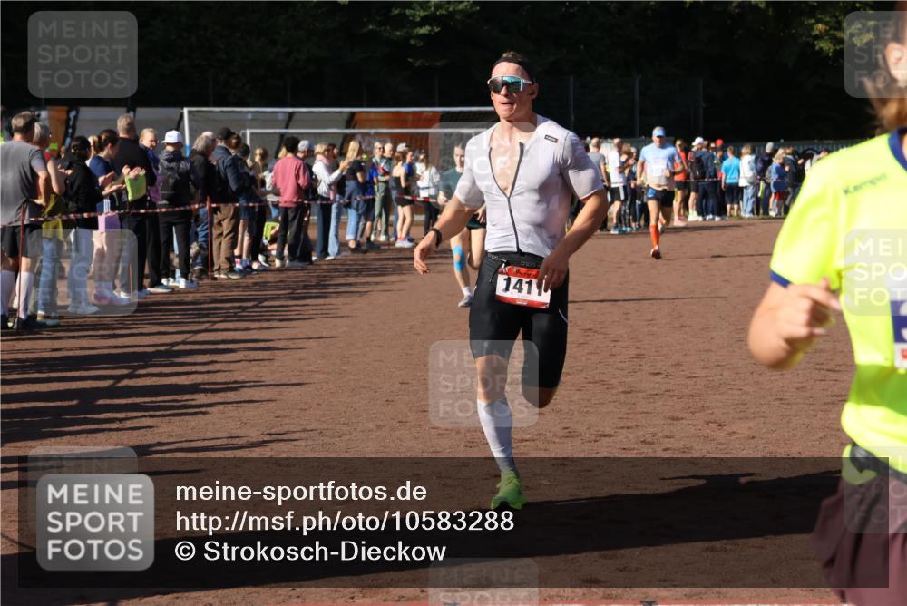27.09.2026 - 35. Volkslauf durch das schöne Alstertal Strokosch-Dieckow http://msf.ph/oto/10583288 27.09.2026 11:26:50 Ziel 1411, 3157, 3396, 3403, 3958 meine-sportfotos.de