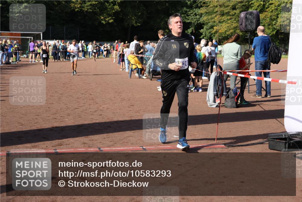 27.09.2026 - 35. Volkslauf durch das schöne Alstertal Strokosch-Dieckow http://msf.ph/oto/10583293 27.09.2026 11:28:54 Ziel 1002, 3145, 3401, 3424 meine-sportfotos.de
